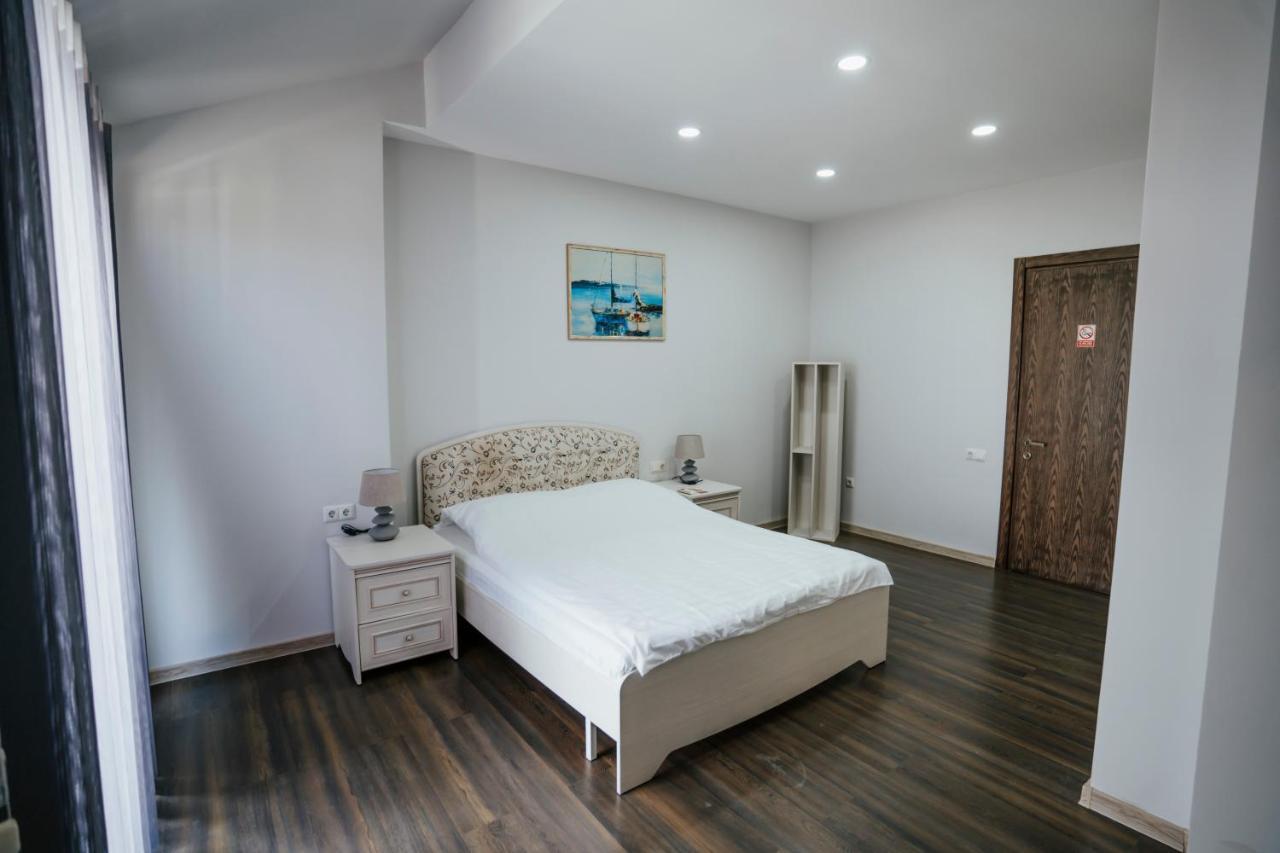 West Apart Hotel 巴统 外观 照片