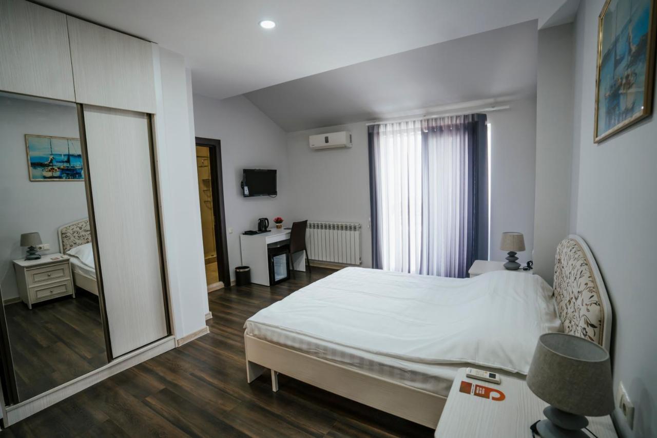 West Apart Hotel 巴统 外观 照片