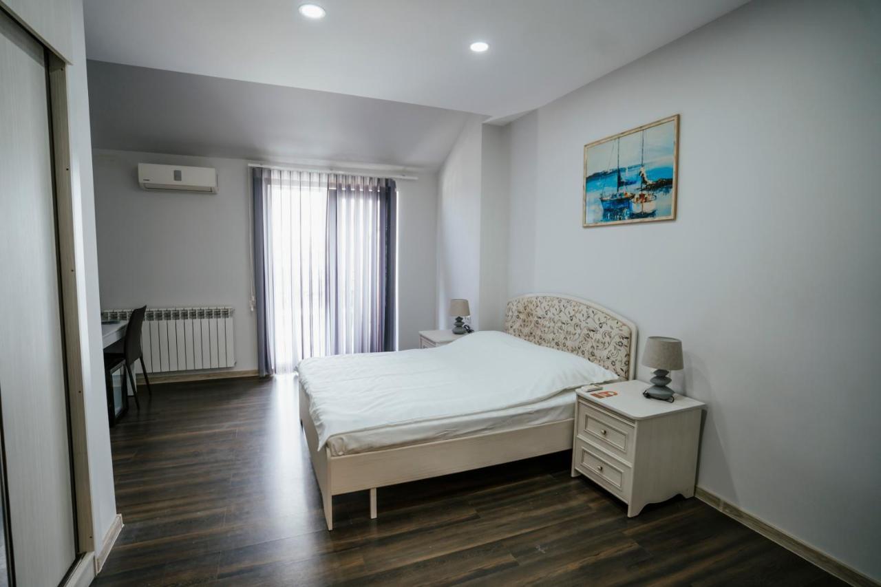 West Apart Hotel 巴统 外观 照片